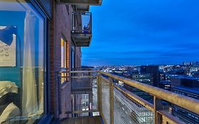 Skyview Apartment By Noknokstay - City Centre With Parking - Group, Family, Business